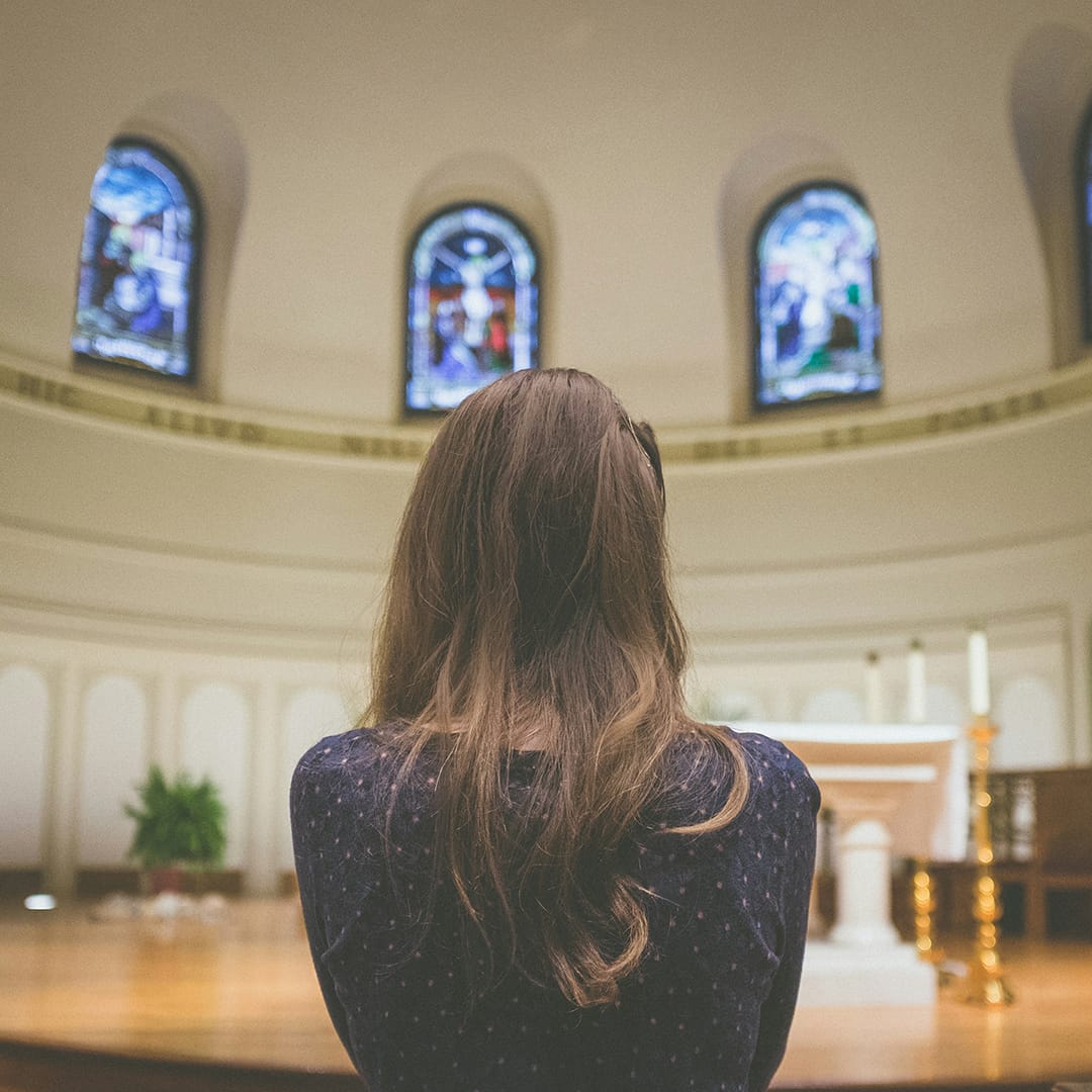 mujer en la iglesia, iglesia católica, papel de la mujer