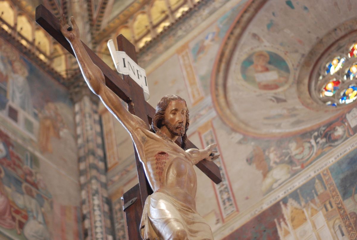 ¿Por qué los católicos tenemos una cruz con Cristo muerto?