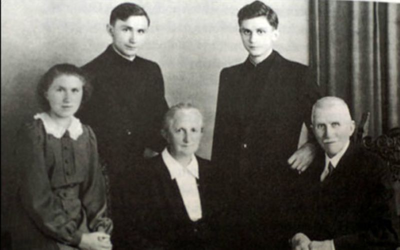 El inusual anuncio con el que se conocieron los padres de Benedicto XVI