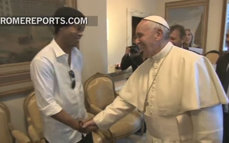 Video: El divertido encuentro entre Ronaldinho y el Papa Francisco