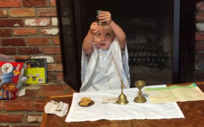 VIDEO VIRAL: Tierno niño de 3 años juega a celebrar una Misa