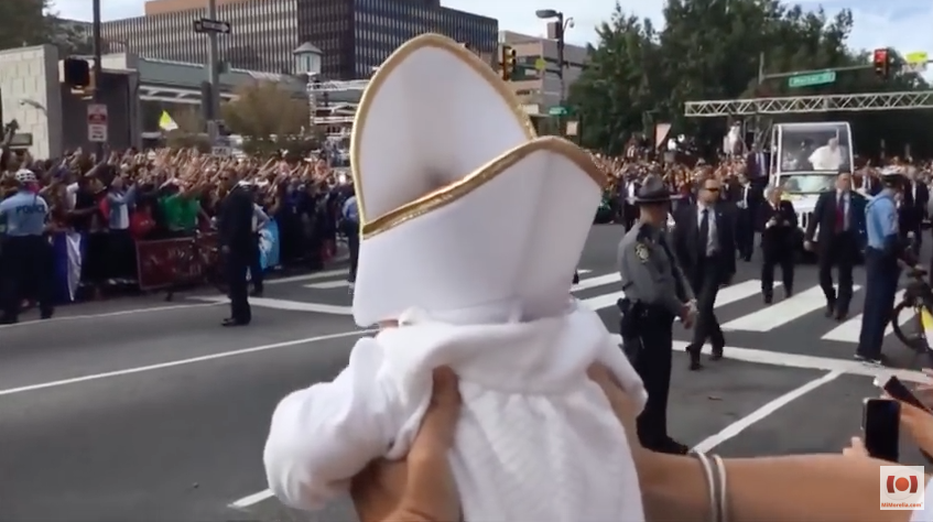 La tierna reacción del Papa Francisco al ver a un niño vestido como él