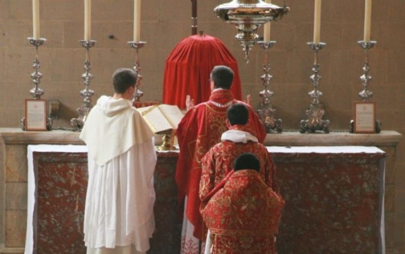 Los sacerdotes deben celebrar la Misa Ad Orientem, dice el jefe de la liturgia en el Vaticano Cardenal Sarah