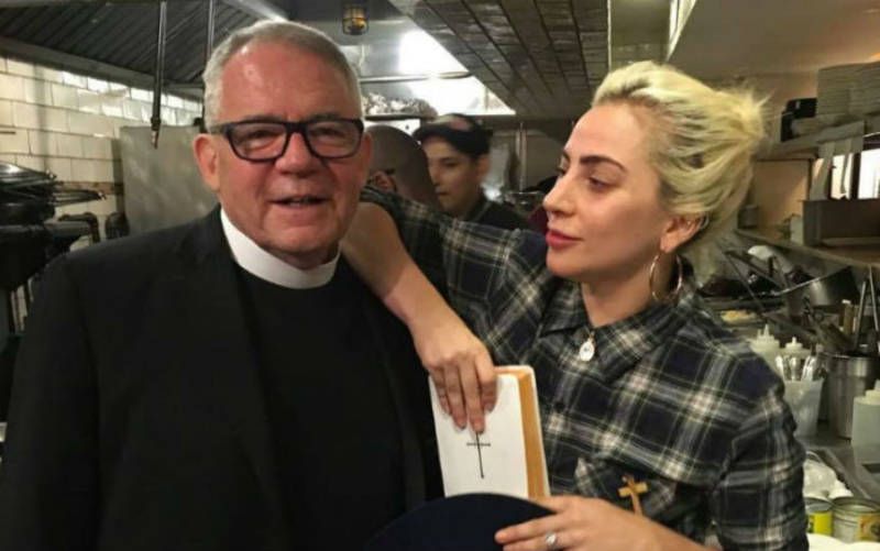 Lady Gaga agradece a sacerdote por su maravillosa homilía acerca de la Eucaristía