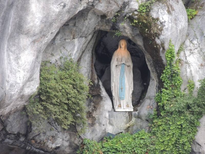 Aseguran que niña sorda de nacimiento puede oír luego de peregrinar a Lourdes