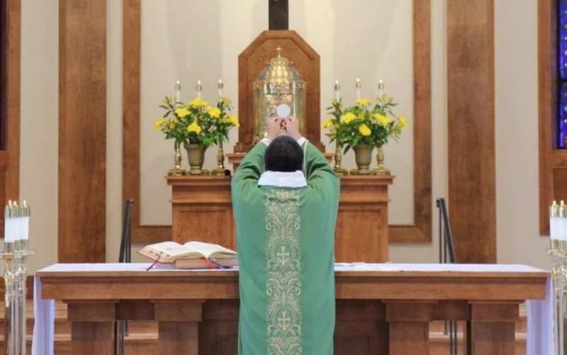 Obispo anuncia que celebrará la Misa Ad Orientem desde octubre