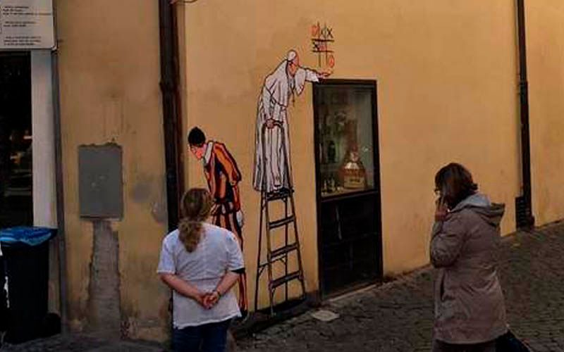 FOTOS: Un divertido grafiti del Papa Francisco apareció hoy en Roma