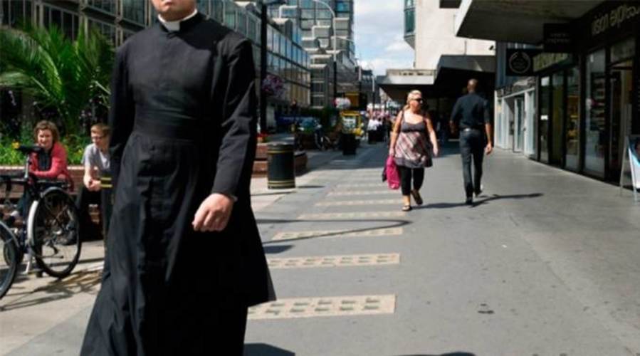 5 cosas que descubrió un laico disfrazado de sacerdote católico
