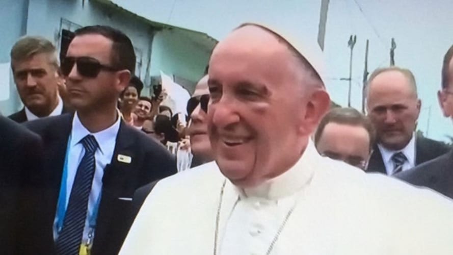 Video: el momento exacto en que el Papa Francisco sufre un accidente en Colombia