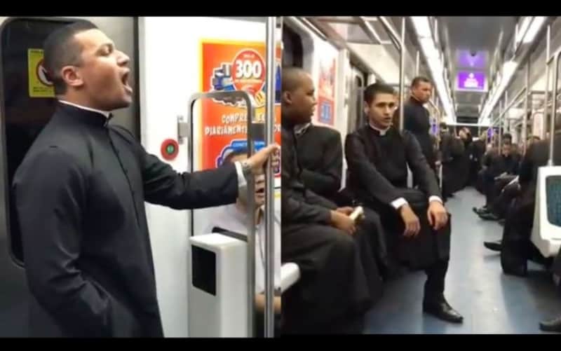 Este genial video de seminaristas con sotana cantando en un tren te alegrará el día