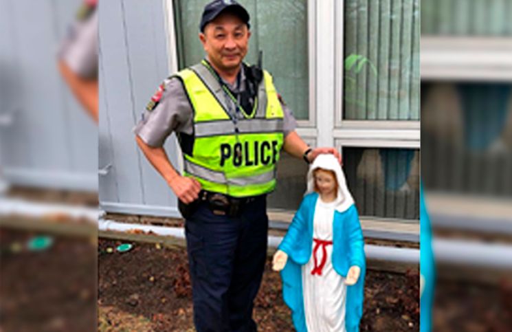 Este gesto de un policía para la Virgen te inspirará a rezar antes del trabajo