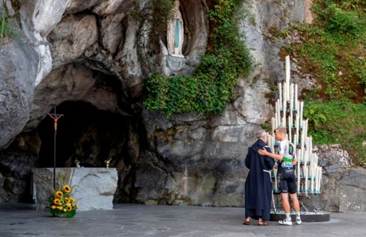 Ciclistas del Tour de Francia se detienen en Lourdes para orar