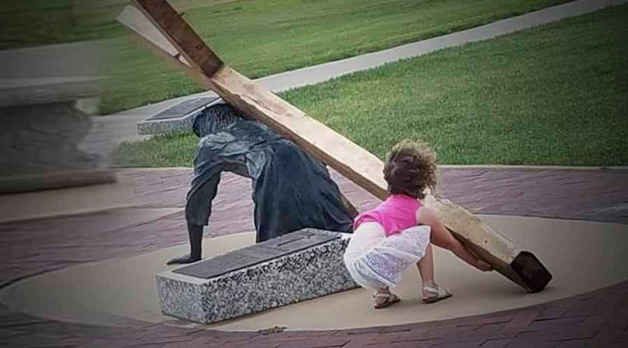 Niña ayuda a Jesús a cargar su cruz y la foto se vuelve viral