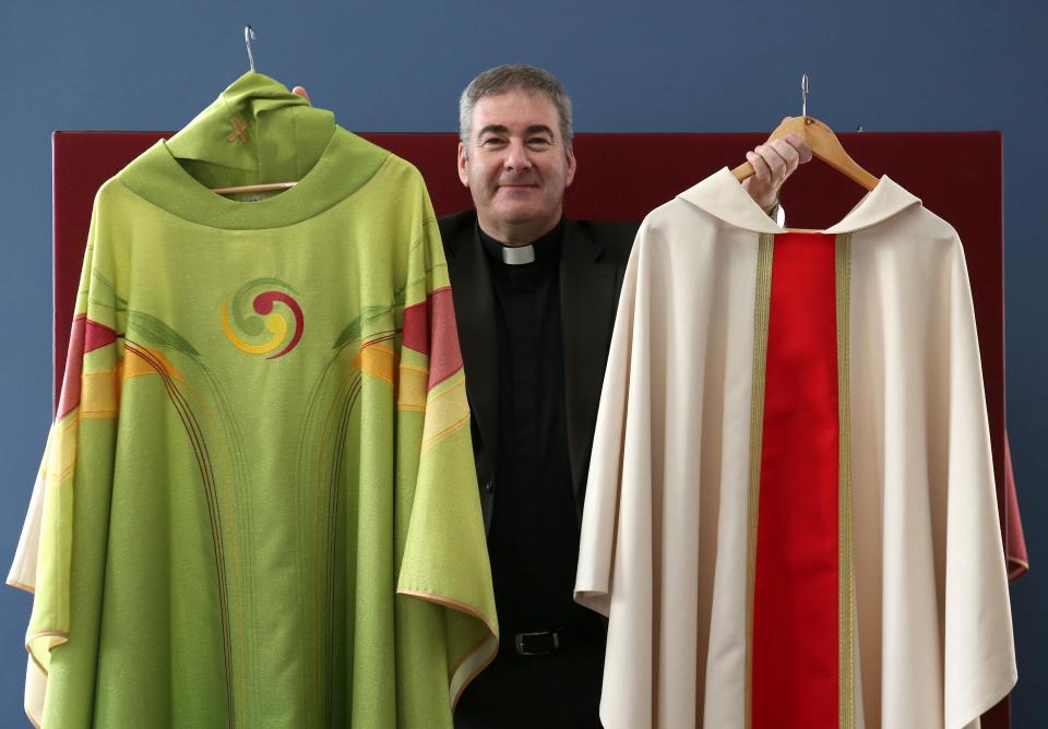 Estas son las vestimentas que usará el Papa en Irlanda… ¡y están dando de qué hablar!