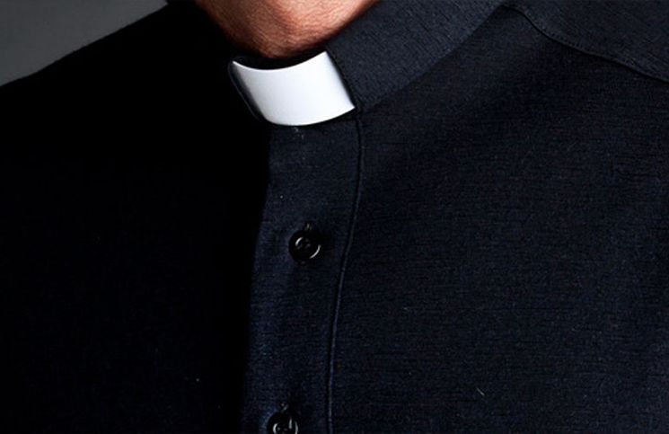 Este sacerdote decidió no usar su cuello clerical... y esto fue lo que sucedió