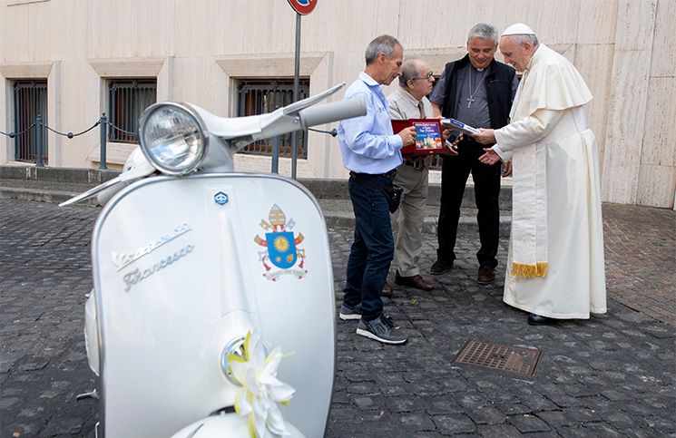 Esto es lo que hará el Papa Francisco con su nueva motocicleta Vespa
