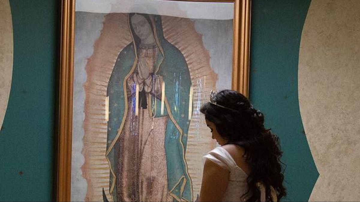 Foto de una quinceañera rezando ante la Virgen de Guadalupe se hace viral