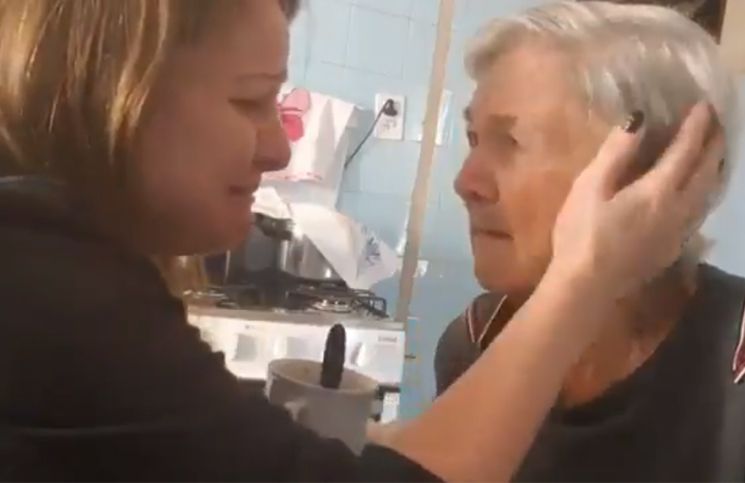 VIRAL: La reacción de esta anciana con alzheimer ante su hija te conmoverá