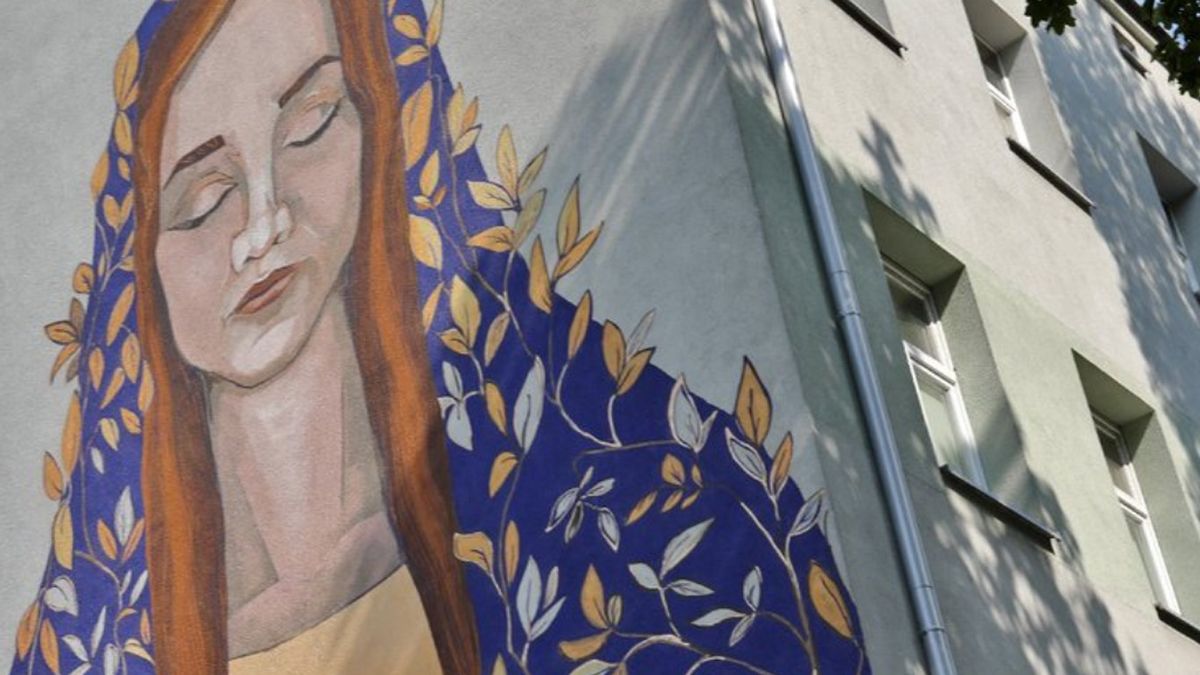Pintan rostro de la Virgen en un edificio de apartamentos
