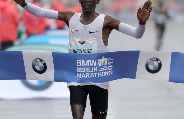 VIDEO: Rompió el récord mundial en maratón y conmueve al mundo con su oración
