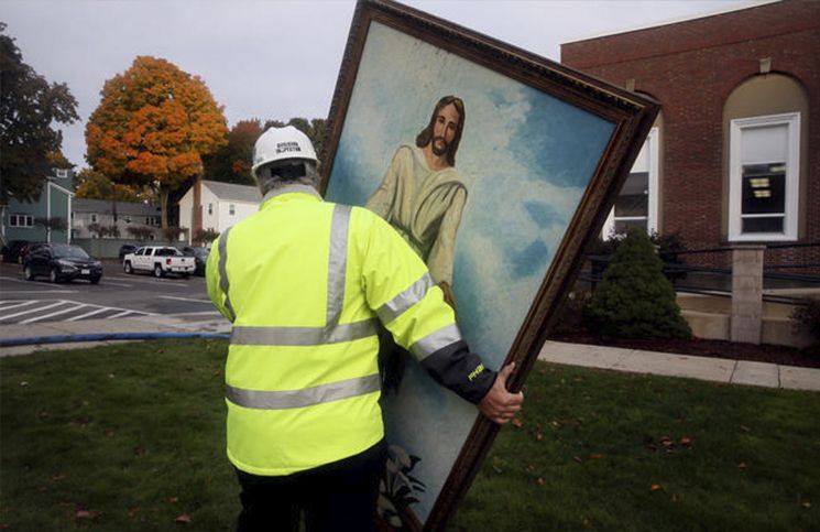 Incendio devora iglesia, pero pintura de Cristo queda intacta