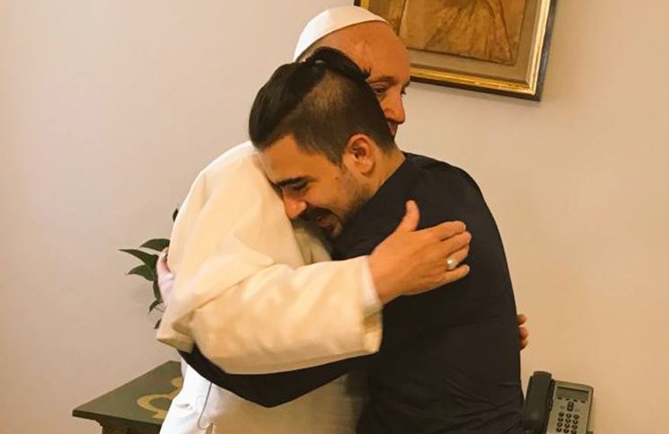 Foto del Papa Francisco con joven iraquí conmueve en redes