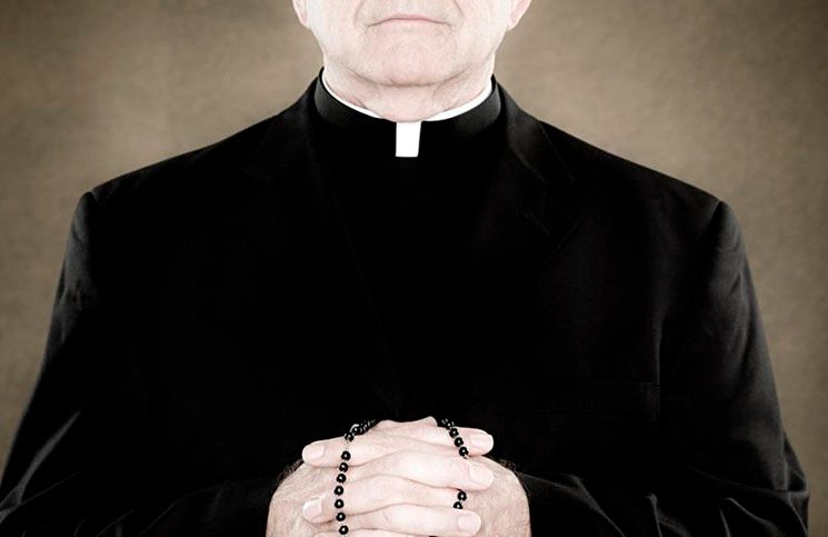 ¿Cómo reconocer a un sacerdote falso? Toma nota de estos detalles