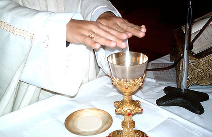 ¿Por qué el sacerdote impone las manos sobre las ofrendas, y cómo se llama ese gesto?