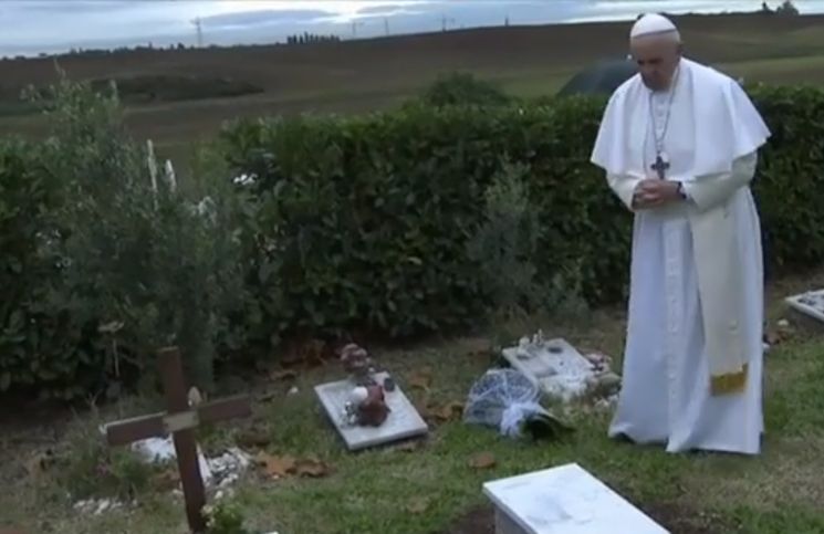 El Papa Francisco rezó frente a las tumbas de los niños no nacidos