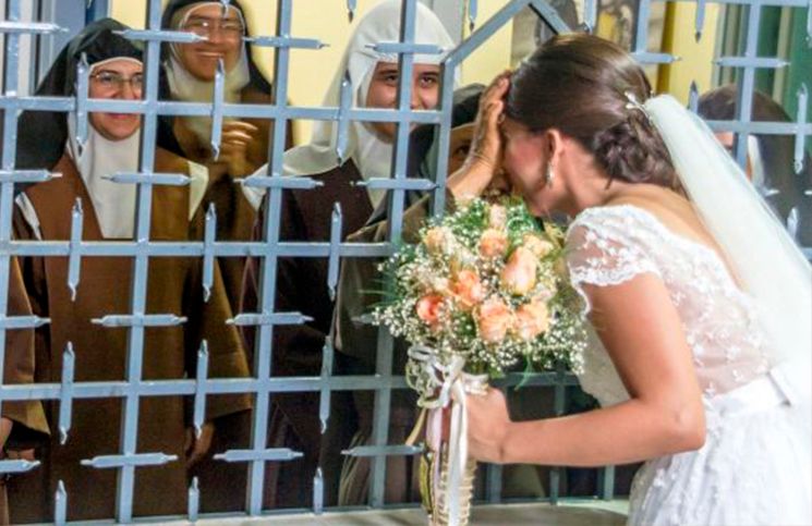 Hermanas carmelitas de clausura sorprenden a novia el día de su boda