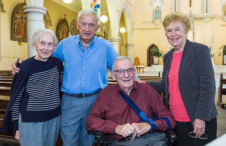Político ateo de 85 años recibe el Bautismo y se proclama católico