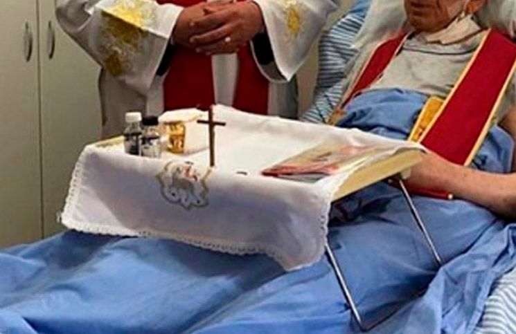 Sacerdote celebra 67 años de su ordenación con Misa desde su cama de hospital