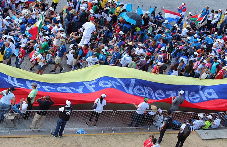 “Pray for Venezuela”: La bandera venezolana de 60 metros que pide hermandad