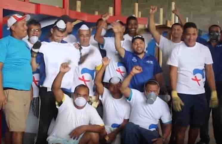 Presos panameños construyen confesionarios para la JMJ