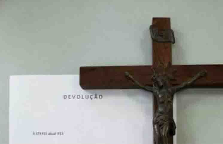 Después de 50 años, ex-alumno devuelve el crucifijo que se robó en la escuela
