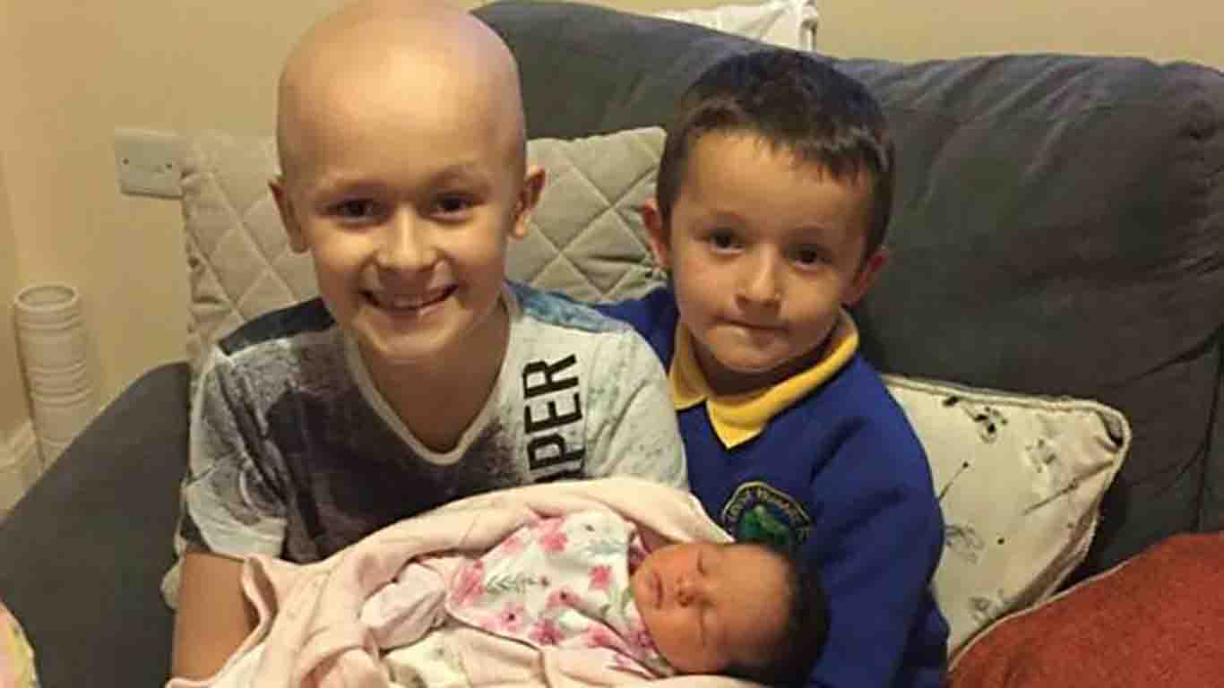 Niño luchó contra el cáncer solo para poder abrazar a su hermana recién nacida