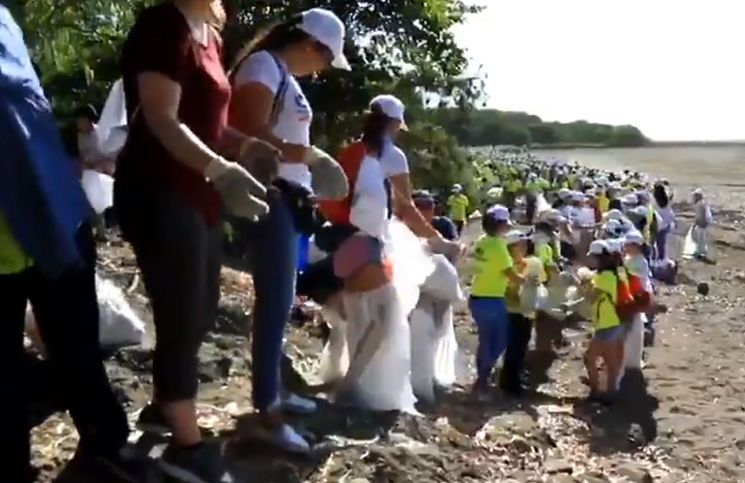 Peregrinos de la JMJ limpian las playas de Panamá