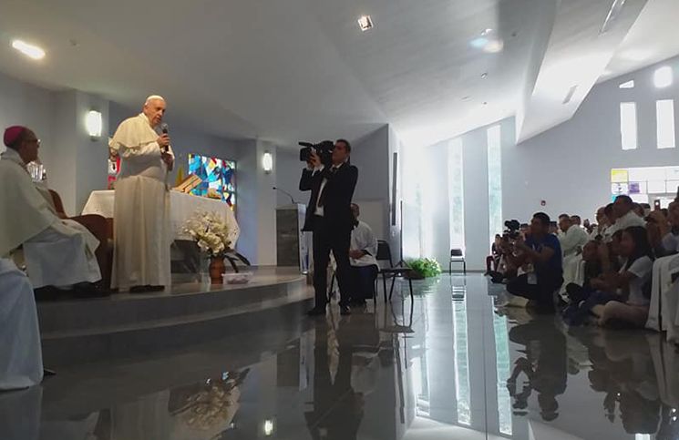 Papa Francisco rompió protocolo y visitó a un colegio lleno de peregrinos