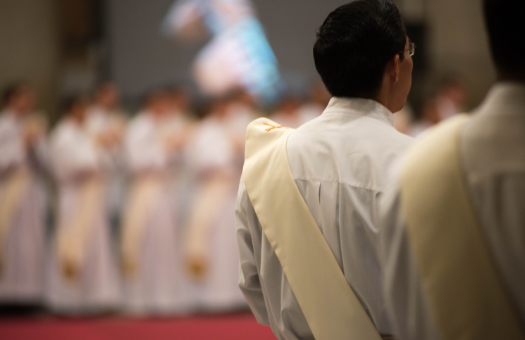 ¿Qué es un diácono y qué papel tiene en la Iglesia?