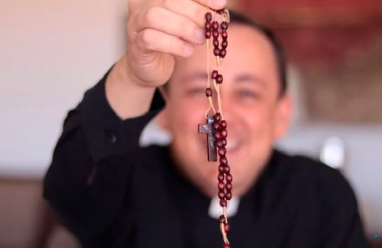 Este sacerdote nos comparte 3 secretos para rezar mejor el Rosario