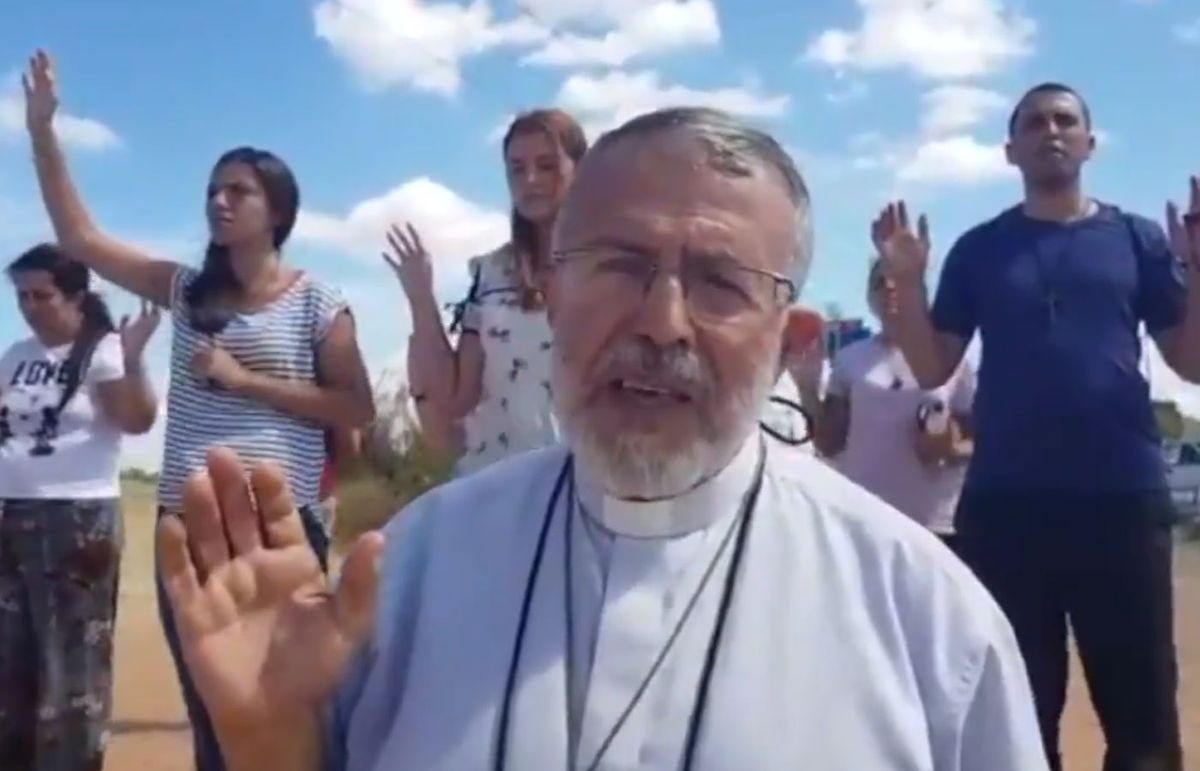 La emocionante oración de un sacerdote italiano en la frontera de Venezuela