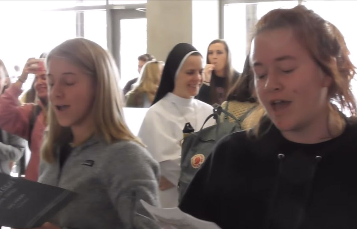 Flashmob mariano sorprendió a alumnos y profesores en una cafetería universitaria