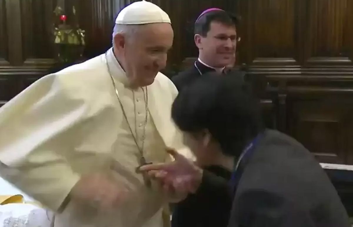 No es la primera vez que el Papa Francisco evita que le besen la mano, ¿por qué?