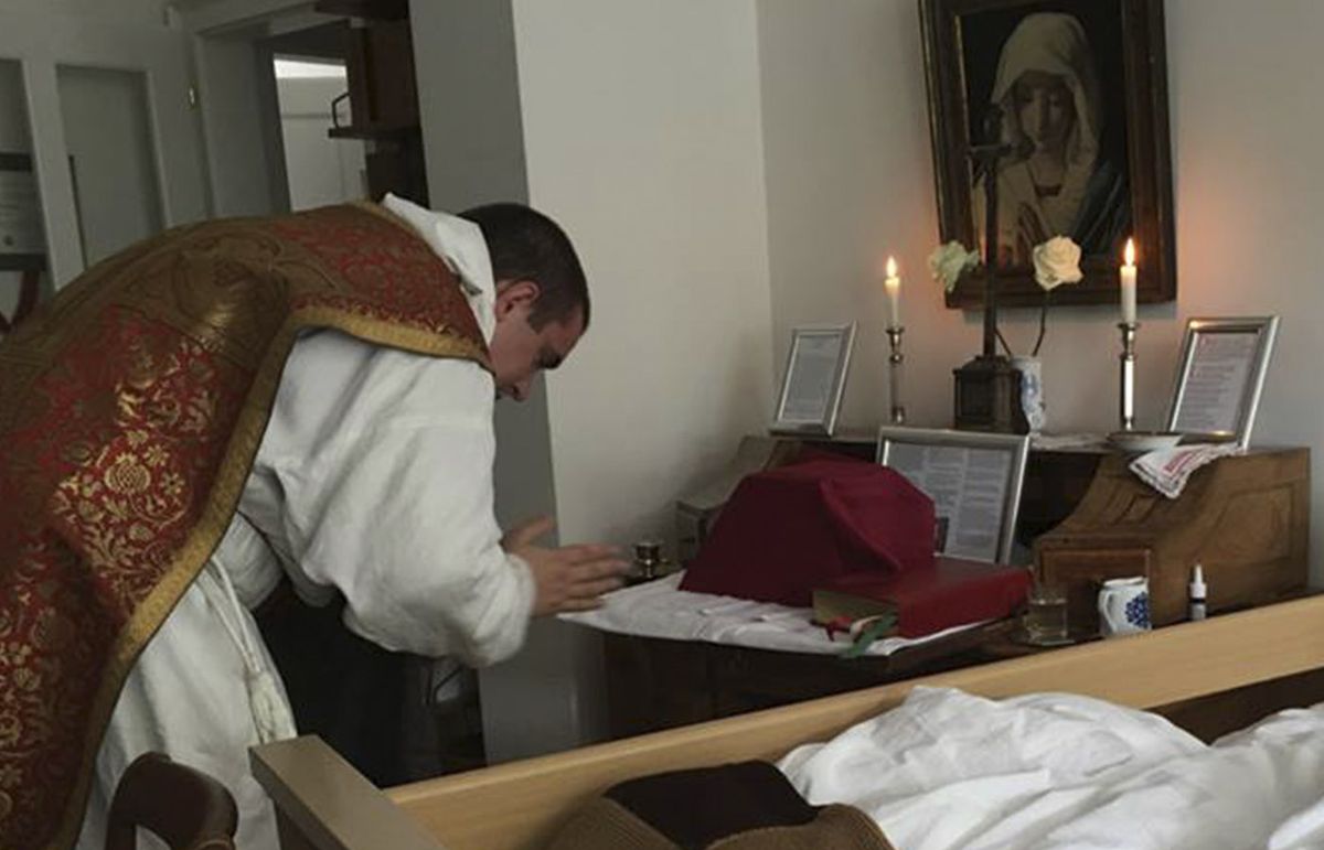 Viral: Sacerdote celebra Misa junto a su abuela en agonía