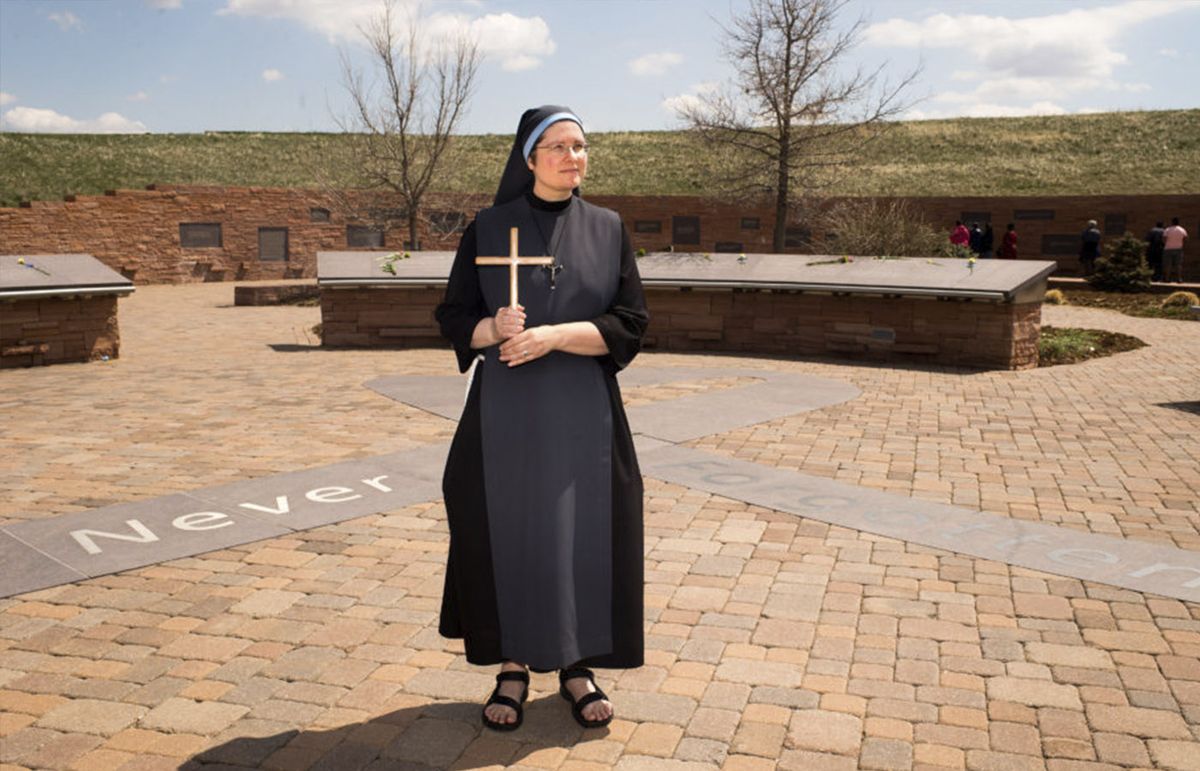 Sobreviviente de la matanza del colegio Columbine ahora es religiosa