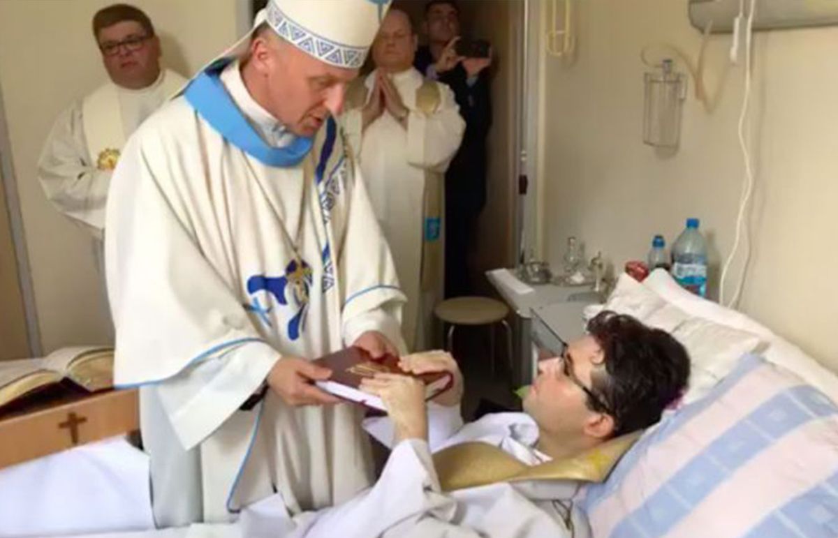 Seminarista polaco con cáncer terminal fue ordenado sacerdote en el hospital