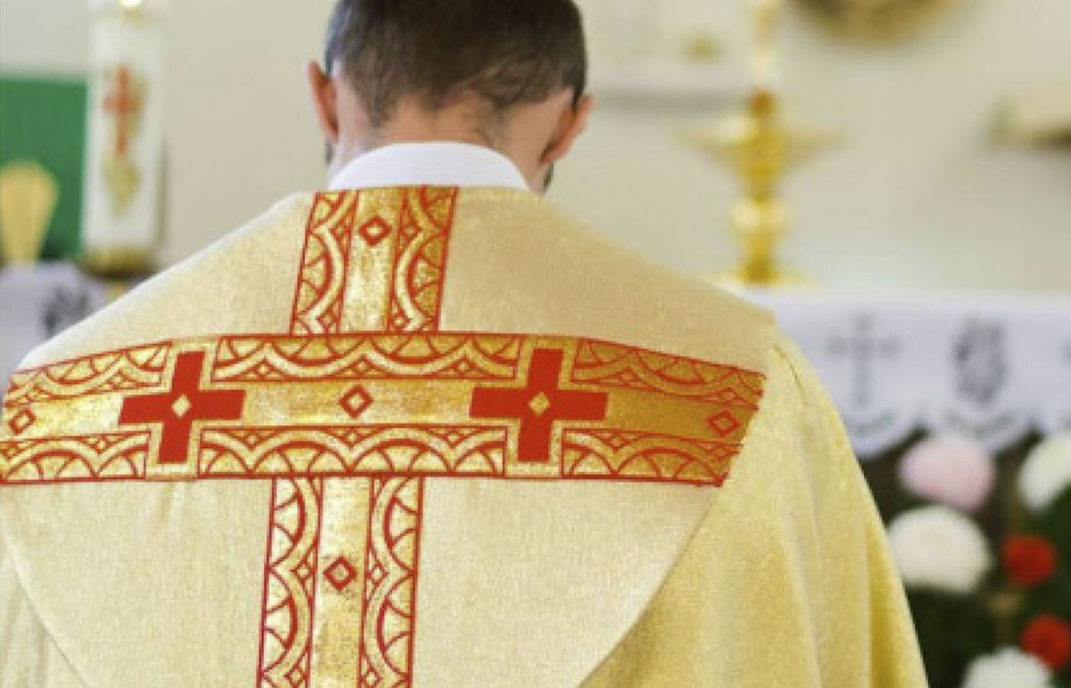 “Salí del closet”: impactante decisión de sacerdote se hace viral en redes