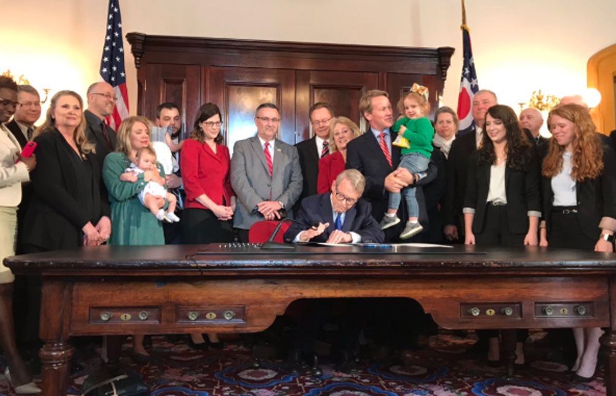 El gobernador republicano de Ohio firmó la nueva ley contra el aborto