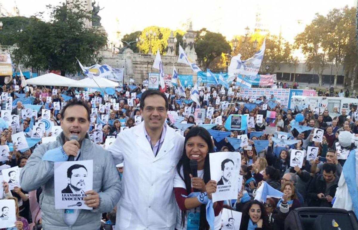 Argentinos marchan por la absolución del médico condenado por no realizar un aborto
