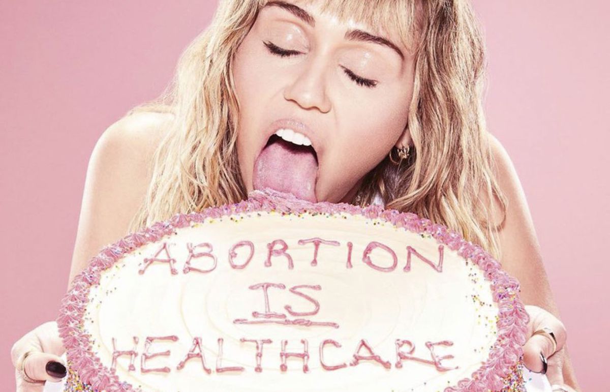 Miley Cyrus mostró pastel pro-aborto y así le contestó presentadora de EWTN